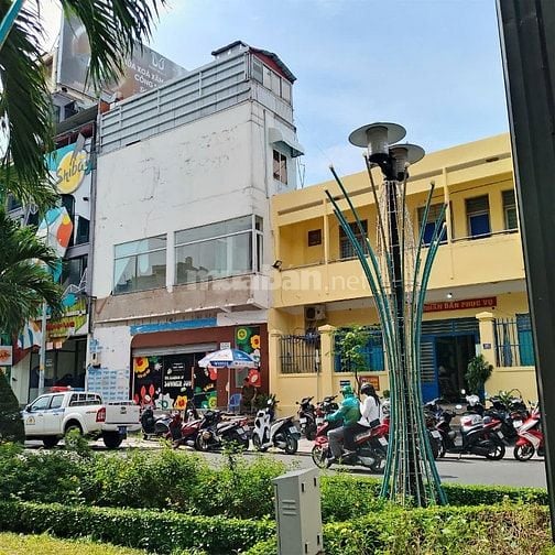 Mặt tiền Phan Xích Long (4 tầng ngang lớn 8,2m. Dài 3m). Giá 11,6 Tỷ