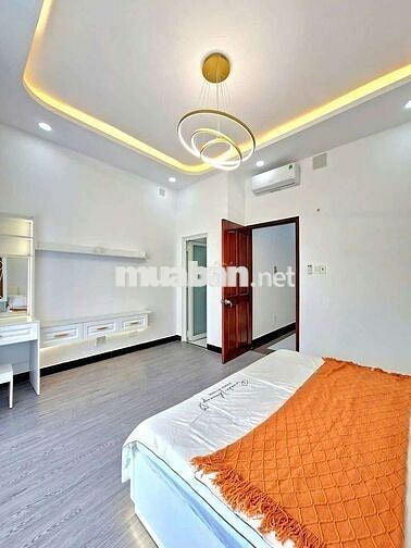 Cần bán nhà đường xe hơi ngay trung tâm