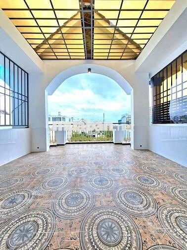 Cần bán nhà đường xe hơi ngay trung tâm