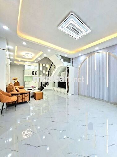 Cần bán nhà đường xe hơi ngay trung tâm