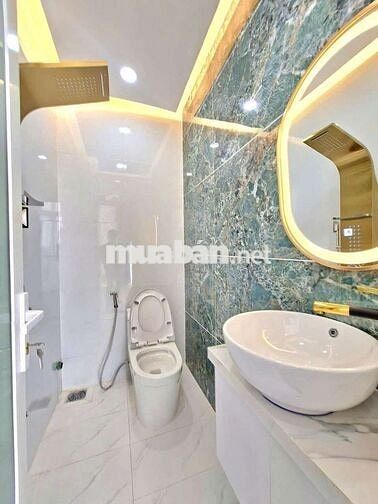 Cần bán nhà đường xe hơi ngay trung tâm