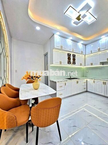 Cần bán nhà đường xe hơi ngay trung tâm