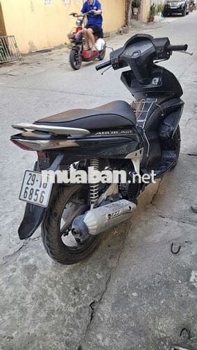 Tôi cần bán xe airblade màu đen