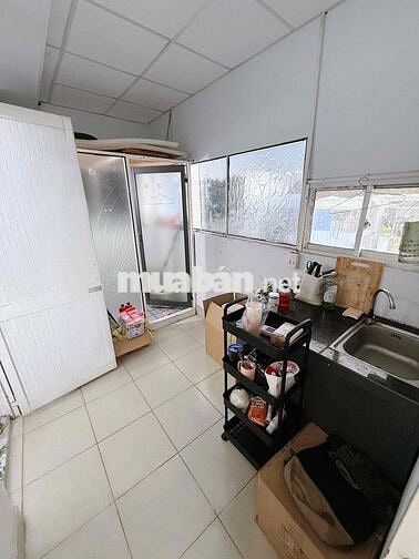 phòng ngủ tách bếp riêng biệt, có ban công