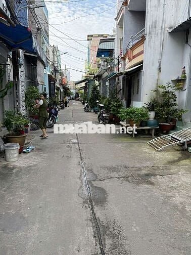 Nhà 1/ Chiến Lược P.BTĐ 4.28x11= 45.1 m2 C4 4tỷ 200 Hẻm 6m hg Đông