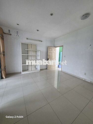 Cho thuê phòng trống ko nội thất lầu 4 ( ko thang máy)
Ban công rộng