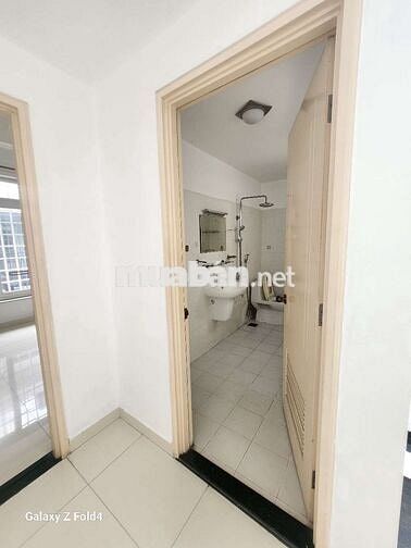 Cho thuê phòng trống ko nội thất lầu 4 ( ko thang máy)
Ban công rộng