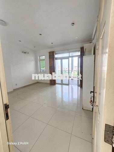 Cho thuê phòng trống ko nội thất lầu 4 ( ko thang máy)
Ban công rộng