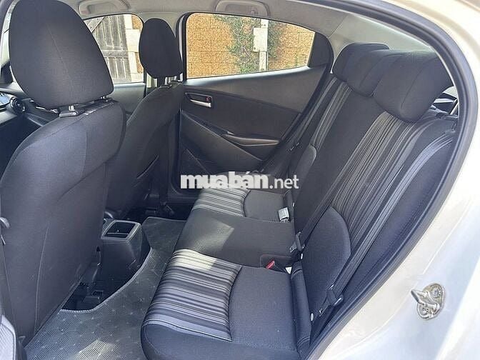 Bán xe Mazda2, 2021, số tự động, màu trắng camay.