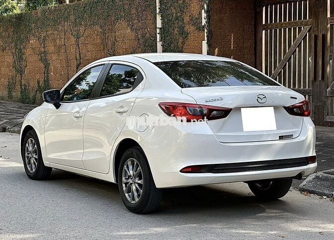 Bán xe Mazda2, 2021, số tự động, màu trắng camay.