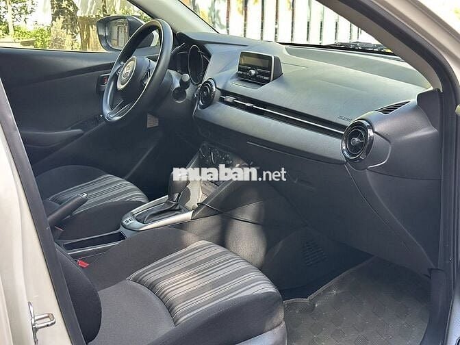 Bán xe Mazda2, 2021, số tự động, màu trắng camay.