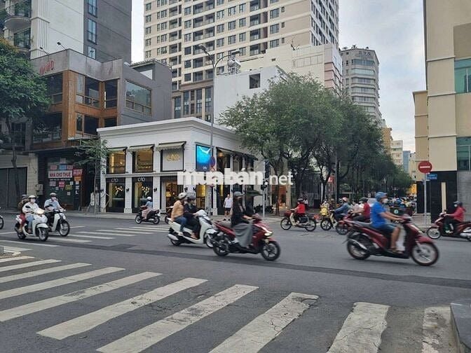 Chính chủ cho thuê góc 2 mặt tiền đường Hai Bà Trưng quận 1 ngang 15m