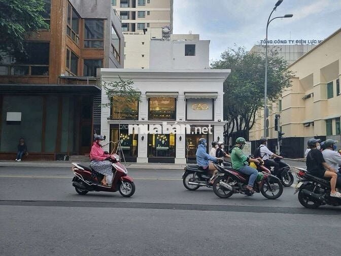 Chính chủ cho thuê góc 2 mặt tiền đường Hai Bà Trưng quận 1 ngang 15m