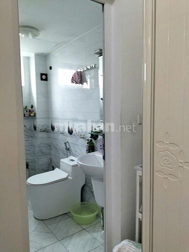 Bán nhà cách mặt phố Khâm Thiên khoảng 6m, ô tô để phố. MT> 4,6m;