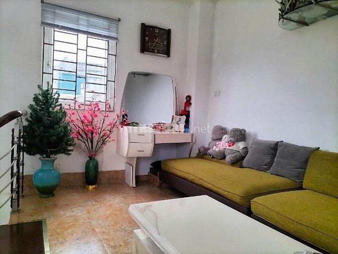 Bán nhà cách mặt phố Khâm Thiên khoảng 6m, ô tô để phố. MT> 4,6m;