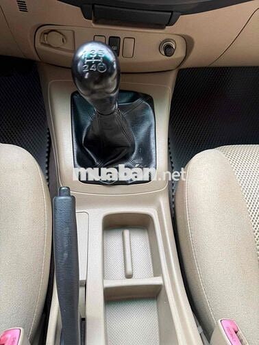 Toyota Hilux 2013 2.5E 4x2 MT - 100000 km