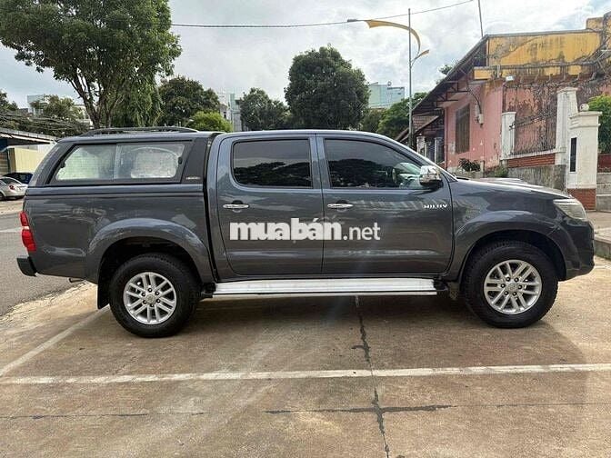 Toyota Hilux 2013 2.5E 4x2 MT - 100000 km