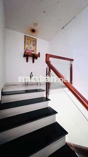 Cho thuê nhà tx gần ubp tx cũ 4p ngủ 4wc giá 8tr