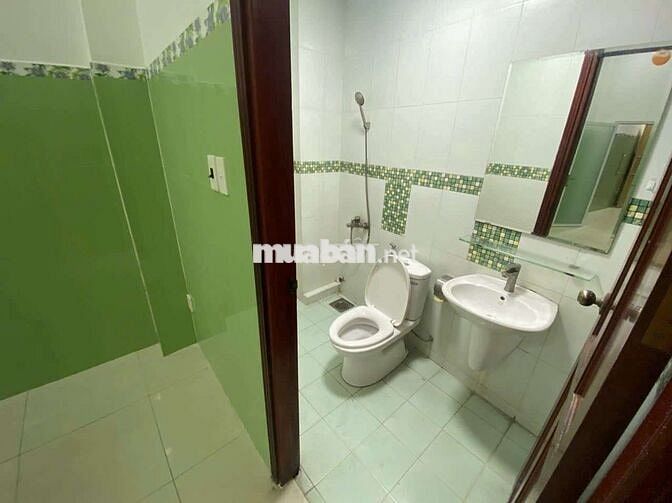 Mặt tiền 3/2 , 1 mặt bằng + 1 phòng phía sau 2 WC