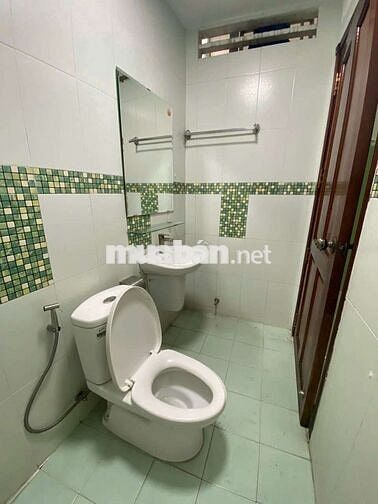Mặt tiền 3/2 , 1 mặt bằng + 1 phòng phía sau 2 WC