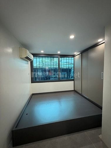 Bán Nhà Kinh Doanh, Ô TÔ, Quỳnh Mai 140m, giá 8,9 tỷ.