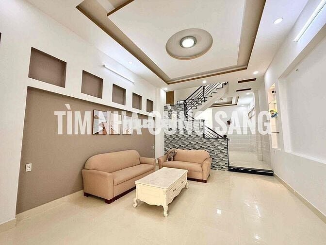 NHÀ  SÁT GIGAMALL, CÓ NỘI THẤT CƠ BẢN MÁY LẠNH VÀ SÂN ĐẬU ÔTÔ 7 CHỖ,