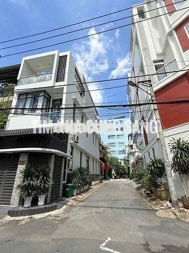 NHÀ  SÁT GIGAMALL, CÓ NỘI THẤT CƠ BẢN MÁY LẠNH VÀ SÂN ĐẬU ÔTÔ 7 CHỖ,