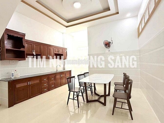 NHÀ  SÁT GIGAMALL, CÓ NỘI THẤT CƠ BẢN MÁY LẠNH VÀ SÂN ĐẬU ÔTÔ 7 CHỖ,