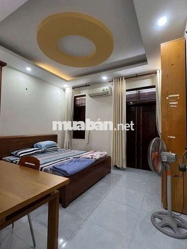 Nhà mới sẵn nội thất , đi bộ ra chợ 4pn 5wc .đươ ng ôtô tới cửa