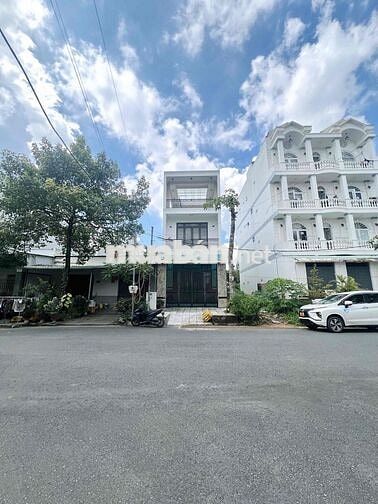 Nhà Trệt 2 Lầu Sân Thượng Khu Hồng Loan 5C