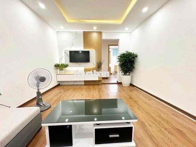 Tập thể Giải Phóng 2 thoáng 70m 2 ngủ 2WC ô tô đỗ, ban công, tặng NT