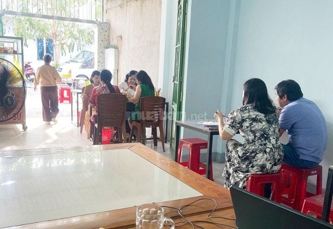 Cần nữ hỗ trợ phụ bán quán ăn, làm việc toàn thời gian.