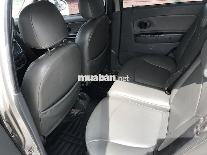 Chevrolet Spark 5 chỗ màu Bạc