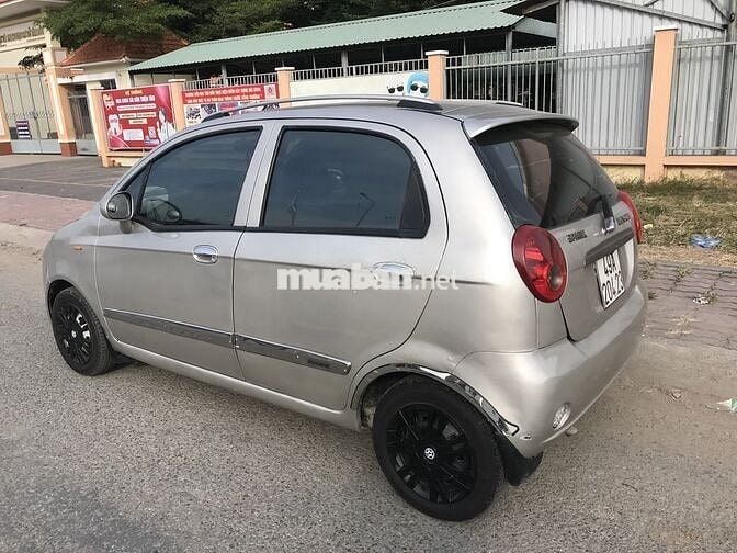 Chevrolet Spark 5 chỗ màu Bạc