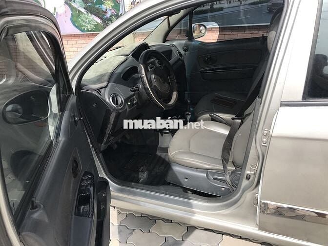 Chevrolet Spark 5 chỗ màu Bạc