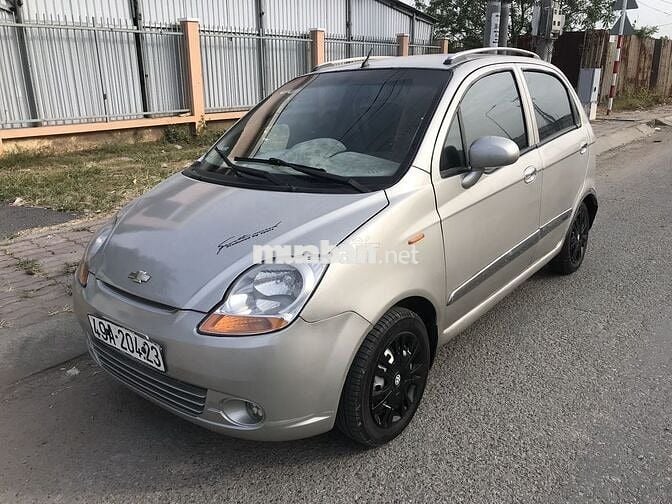 Chevrolet Spark 5 chỗ màu Bạc
