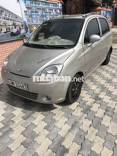 Chevrolet Spark 5 chỗ màu Bạc