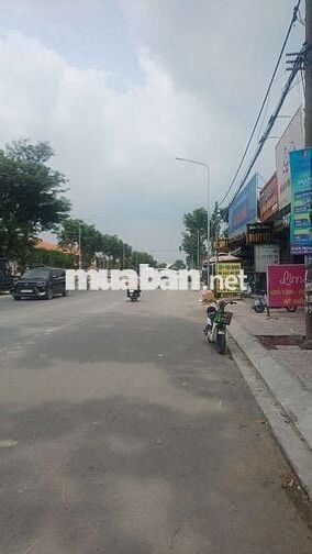 Sang quán phở và cơm trưa bình dân