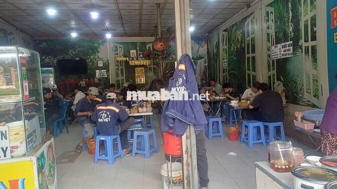 Sang quán phở và cơm trưa bình dân