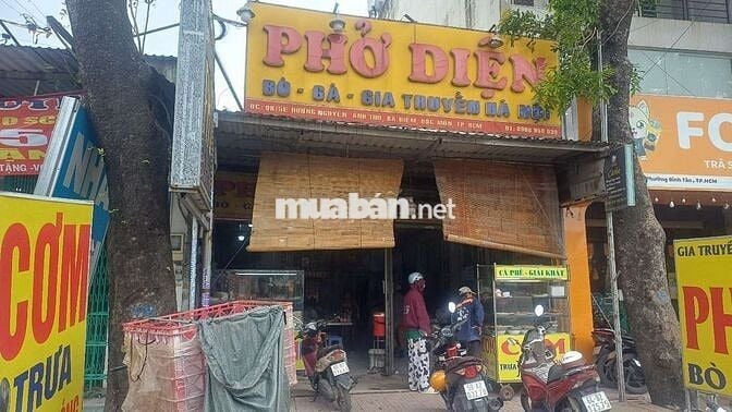 Sang quán phở và cơm trưa bình dân