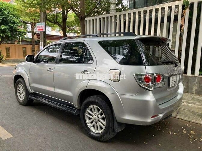 Toyota Fortuner V Số tự động Bạc