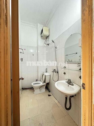 Vệ sinh khép kín full đồ, ngõ oto khu trung tâm cách ĐH Luật 200m