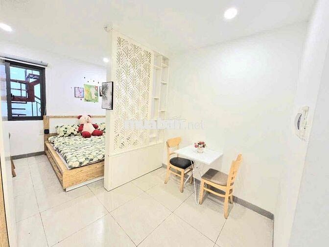 STUDIO BAN CÔNG QUẬN, FULL NỘI THẤT, GẦN UEH, ĐH SƯ PHẠM, GIÁP Q1, Q8