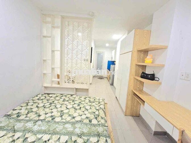 STUDIO BAN CÔNG QUẬN, FULL NỘI THẤT, GẦN UEH, ĐH SƯ PHẠM, GIÁP Q1, Q8