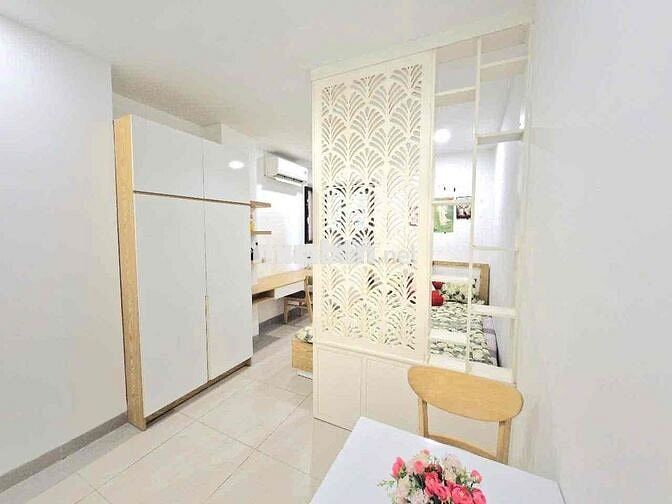 STUDIO BAN CÔNG QUẬN, FULL NỘI THẤT, GẦN UEH, ĐH SƯ PHẠM, GIÁP Q1, Q8