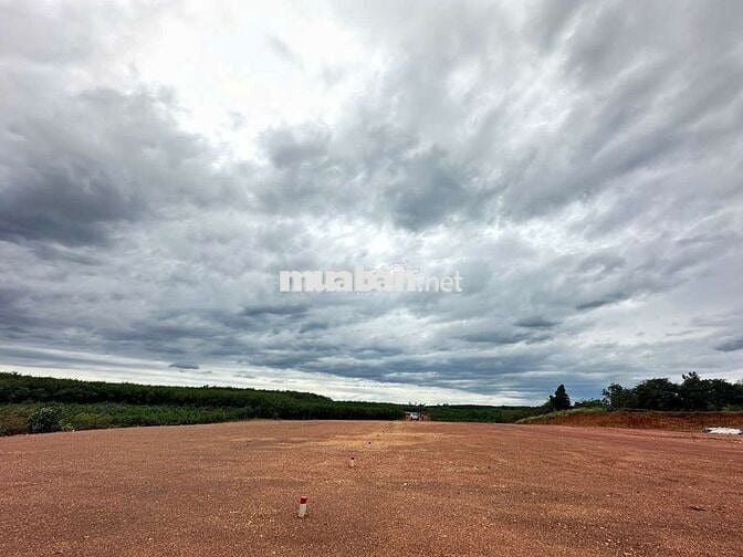 Bán đất đường xuyên tâm 1000m2(25x40) sẵn 500mTC giá 880tr Bình Phước