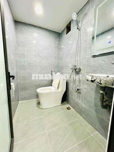 TẬP THỂ NGUYỄN CHÍ THANH - MẶT PHỐ - TẦNG 2 - LÔ GÓC 3 THOÁNG