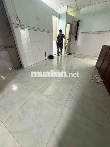 nhà ở riêng lẻ, 1 lầu 3phòng, có sân để xe rộng, 2 nhà vệ sinh,