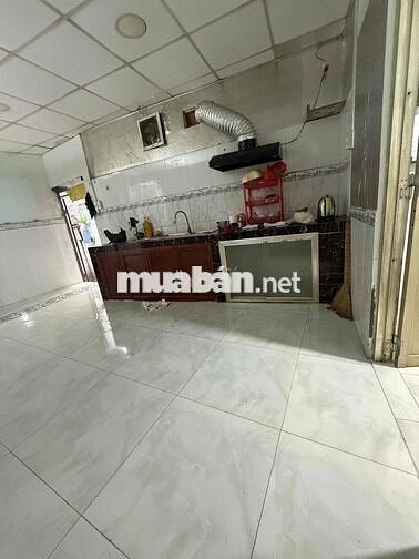 nhà ở riêng lẻ, 1 lầu 3phòng, có sân để xe rộng, 2 nhà vệ sinh,