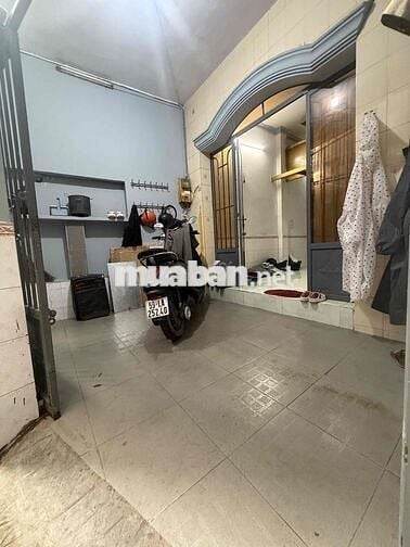 nhà ở riêng lẻ, 1 lầu 3phòng, có sân để xe rộng, 2 nhà vệ sinh,